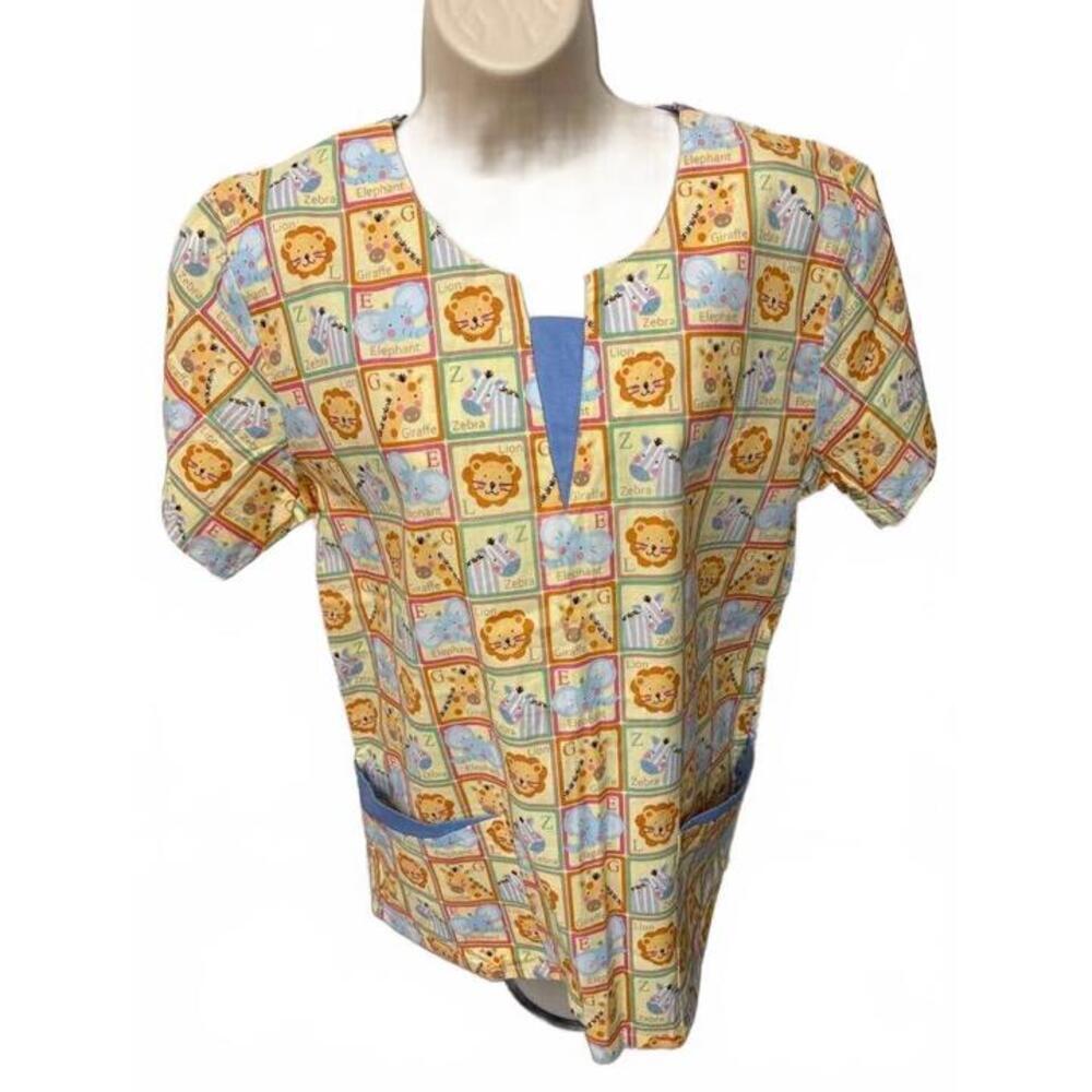 MNJ SCRUBS WOMENS SCRUB TOP SMALL ANIMALS YELLOW NEW WITH TAGS